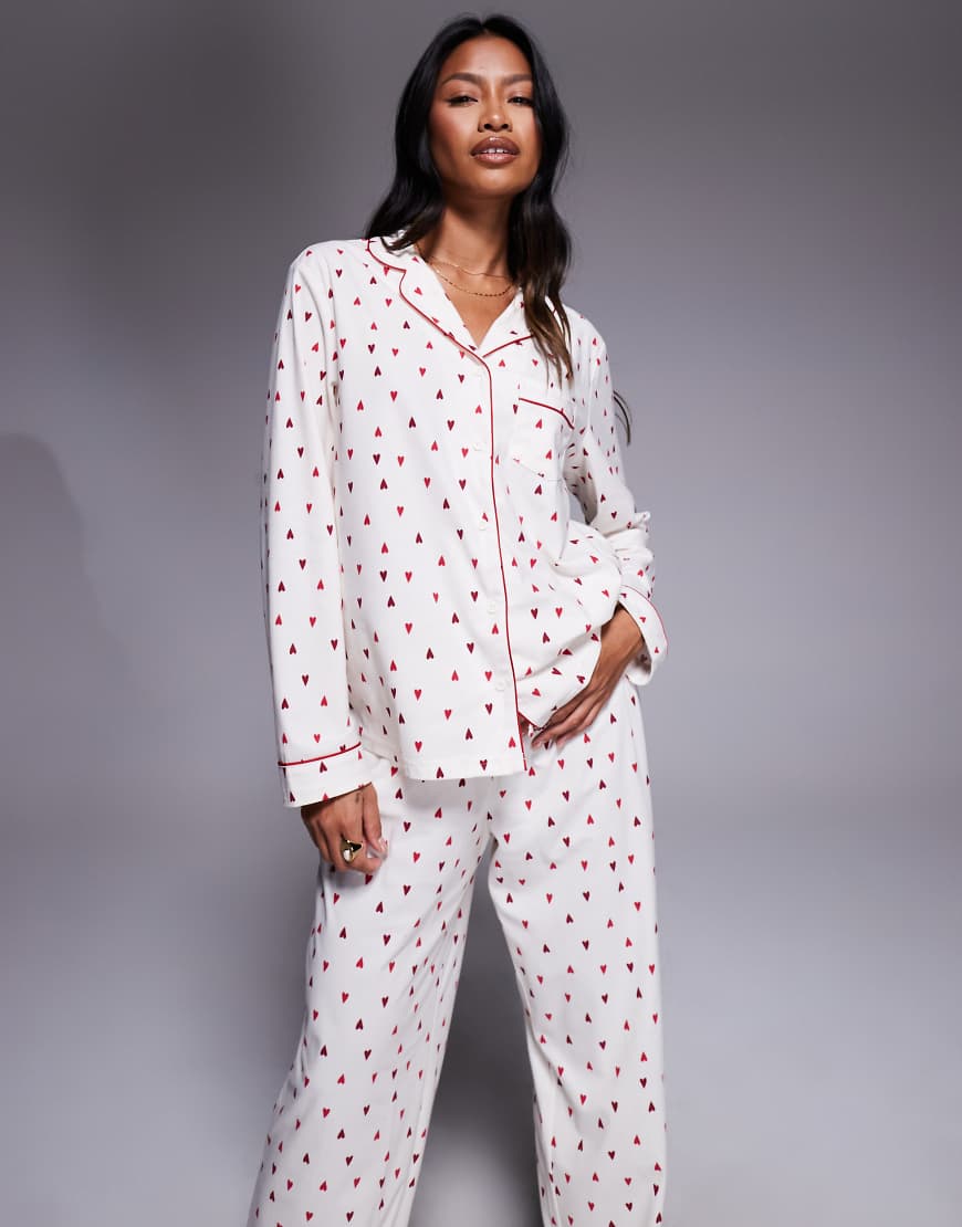 Boux Avenue - Fleece-Pyjama aus langärmligem Hemd und Hose mit Herzchenmuster, in einer Tasche-Bunt von Boux Avenue
