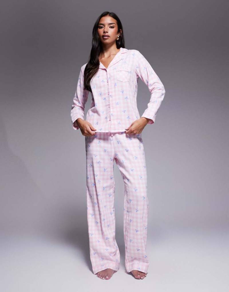 Boux Avenue - Fleece-Pyjama aus langärmligem Hemd und Hose mit Vichy-Karos und Schleifenmuster, in einer Tasche-Bunt von Boux Avenue
