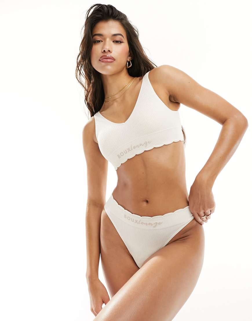 Boux Avenue - Gerippter Lounge-Tanga in Cremeweiß mit Bogenkante von Boux Avenue