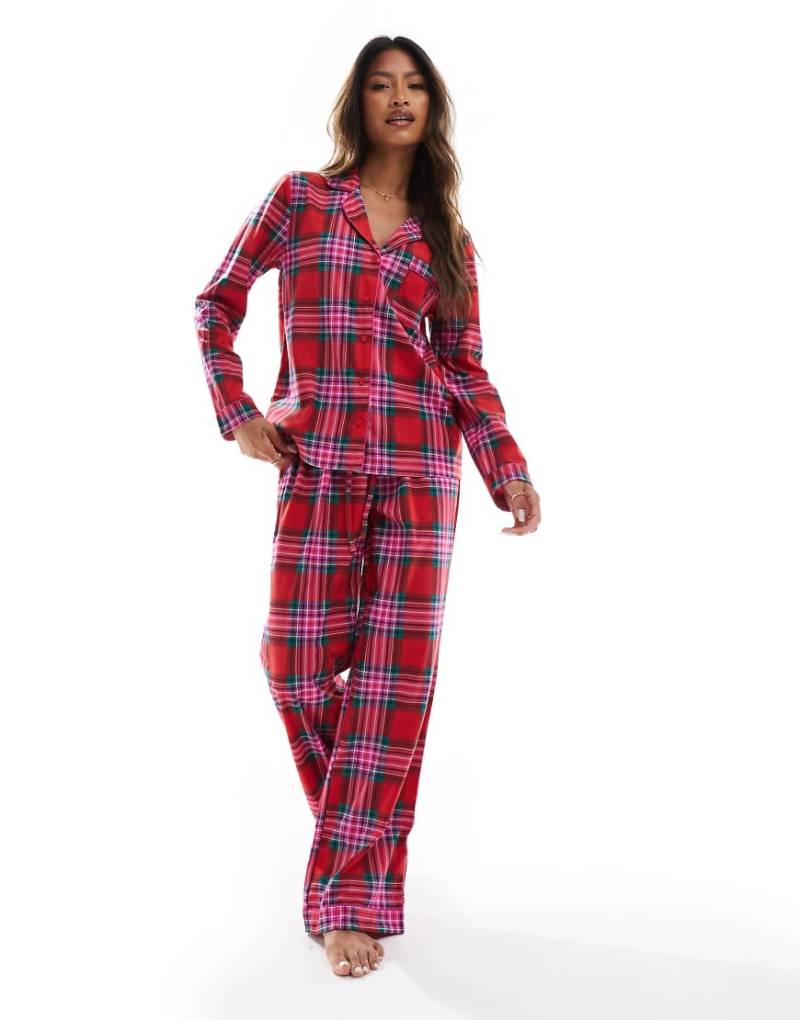 Boux Avenue - Weihnachtlicher Fleece-Pyjama in Rot kariert mit langärmligem Hemd und Hose, inkl. Tasche von Boux Avenue