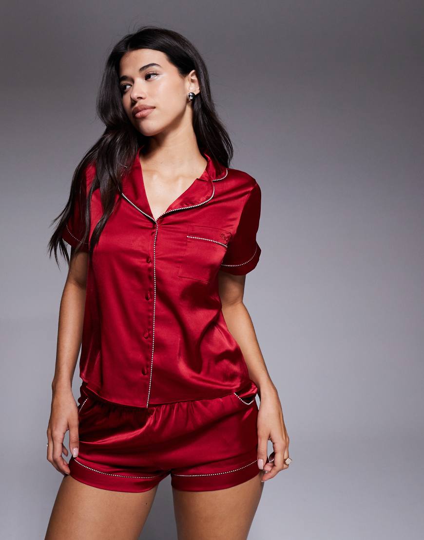 Boux Avenue - Luxe - Pyjama-Set aus Satin in Dunkelrot mit gestreifter Paspelierung, bestehend aus Oberteil mit Reverskragen und Shorts von Boux Avenue