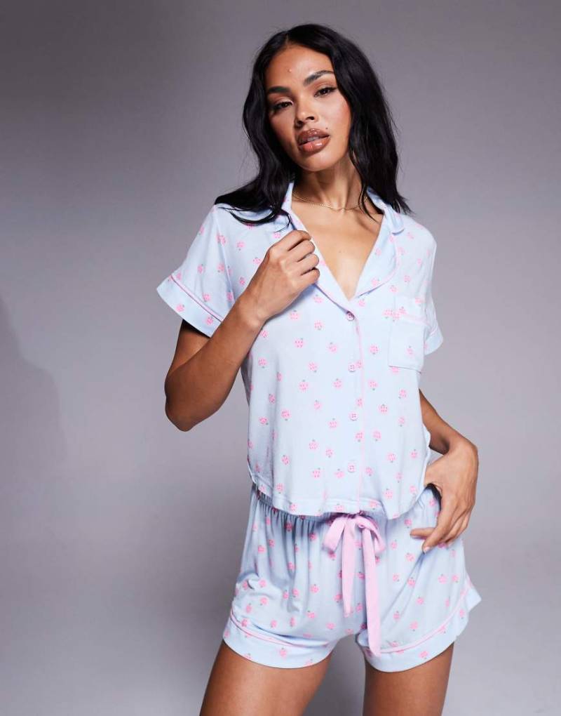 Boux Avenue - Modal-Set aus kurzärmligem Oberteil mit Reverskragen und Shorts in Blau mit Erdbeer-Print von Boux Avenue