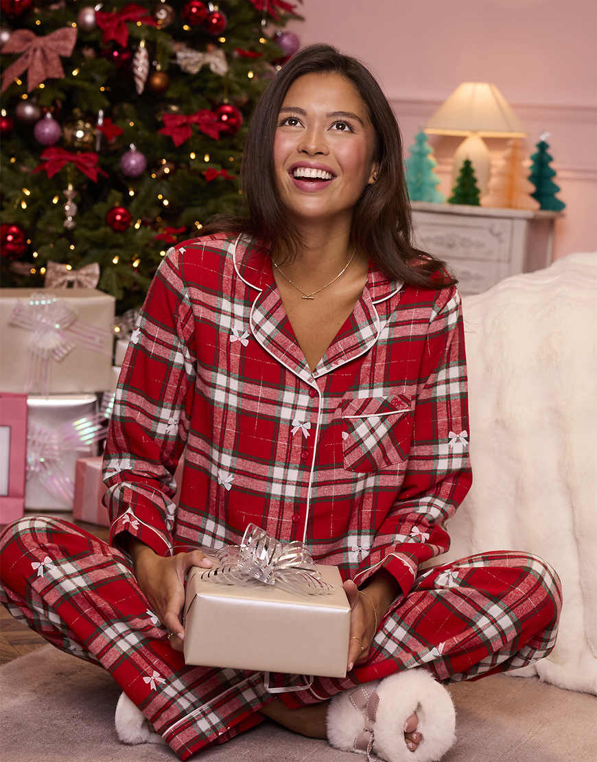 Boux Avenue - Rot karierter Fleece-Pyjama aus langärmligem Hemd und Hose, in einer Tasche-Bunt von Boux Avenue