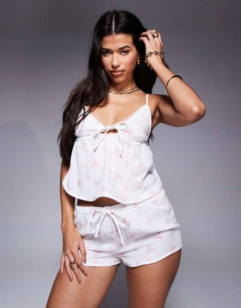 Boux Avenue - Set aus Mussellinstoff in Weiß mit Vintage-Blümchenmuster bestehend aus Camisole und Shorts von Boux Avenue