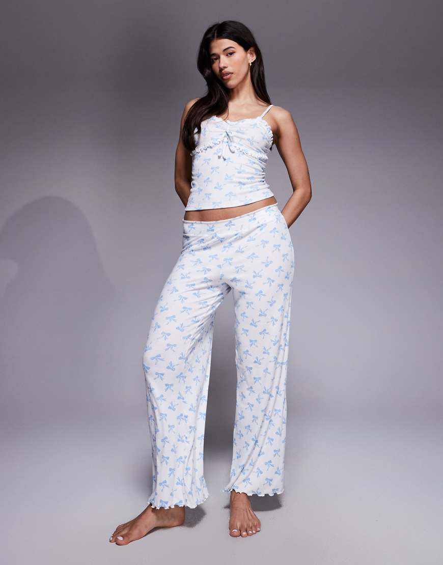 Boux Avenue - Set in Taubenblau mit Rüschen und Schleifenmuster, bestehend aus Camisole und Hose von Boux Avenue