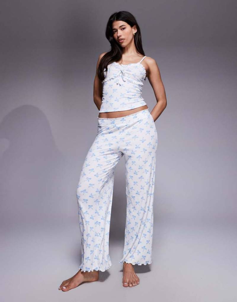 Boux Avenue - Set in Taubenblau mit Rüschen und Schleifenmuster, bestehend aus Camisole und Hose von Boux Avenue