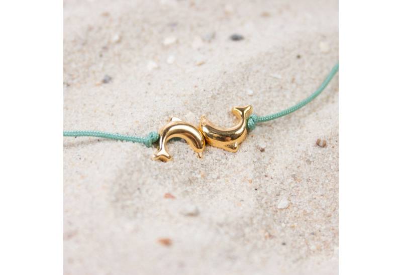Bow & Hummingbird Armband Set Armband auf Karte - Delfine - Wir Zwei sind ein gutes Team, 24 Karat vergoldeter Anhänger von Bow & Hummingbird