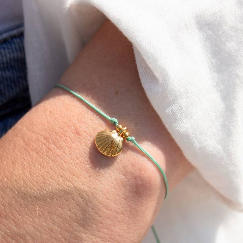 Bow & Hummingbird Armband Set Armband auf Karte - Jakobsmuschel - Ein kleiner Gruß vom Meer, 24 Karat vergoldeter Anhänger von Bow & Hummingbird