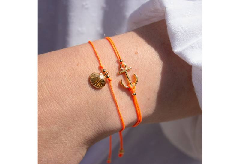 Bow & Hummingbird Armband Set Armband auf Karte - Jakobsmuschel - Ein kleiner Gruß vom Meer, 24 Karat vergoldeter Anhänger von Bow & Hummingbird