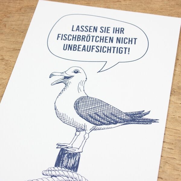 Bow & Hummingbird Maritime Postkarte "Fischbrötchen - Möwe" aus Recyclingpapier von Bow & Hummingbird