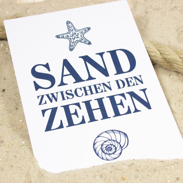 Bow & Hummingbird Postkarte "Sand zwischen den Zehen" von Bow & Hummingbird