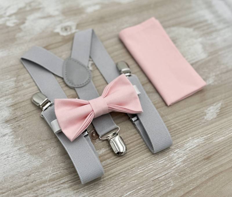 Blush Fliege & Graue Hosenträger Set - Ringträger Und Groomsman Outfit, Rustikale Hochzeit, Einstecktuch, Alle Größen Baby Bis Erwachsene von BowTieLoveINC