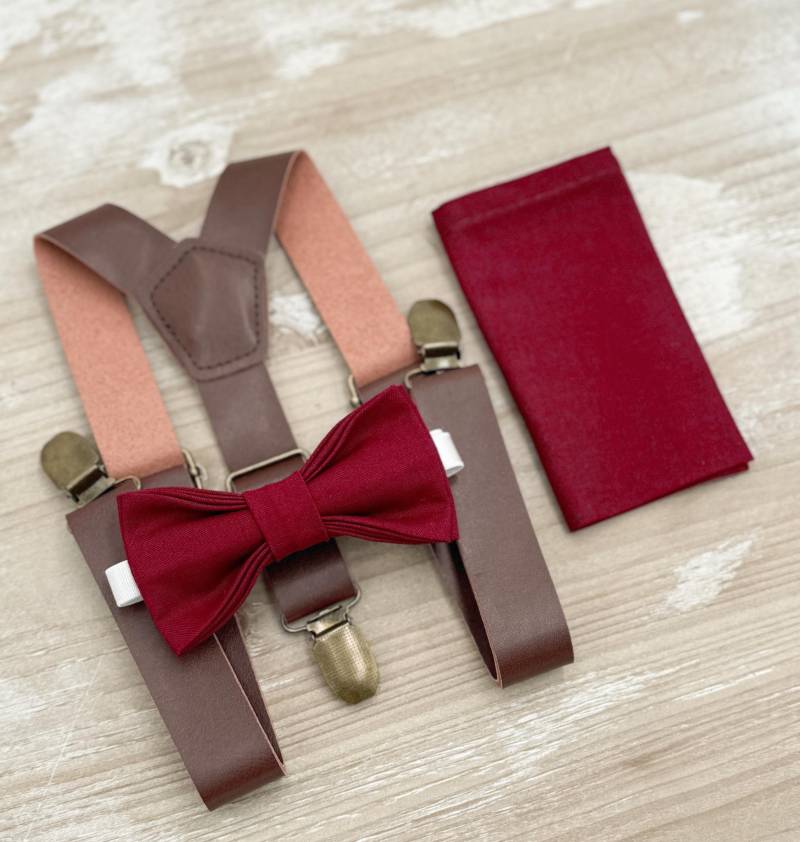 Burgunder Fliege & Leder Hosenträger Set - Ringträger Und Groomsman Outfit, Rustikale Hochzeit, Einstecktuch, Alle Größen Baby Bis Erwachsene von BowTieLoveINC