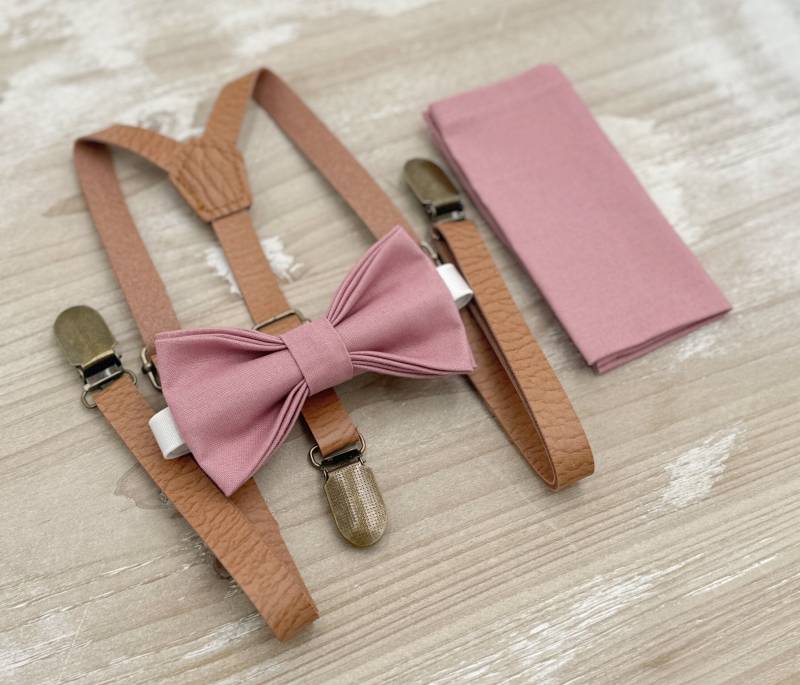 Dusty Rose Fliege & Dünne Leder Hosenträger Set - Ringträger Groomsman Outfit, Rustikale Hochzeit, Einstecktuch, Alle Größen Baby Bis Erwachsene von BowTieLoveINC