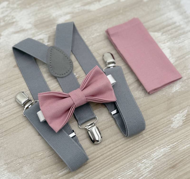 Dusty Rose Fliege & Graue Hosenträger Set - Ringträger Und Groomsman Outfit, Rustikale Hochzeit, Alle Größen Baby Bis Erwachsene, Einstecktuch von BowTieLoveINC