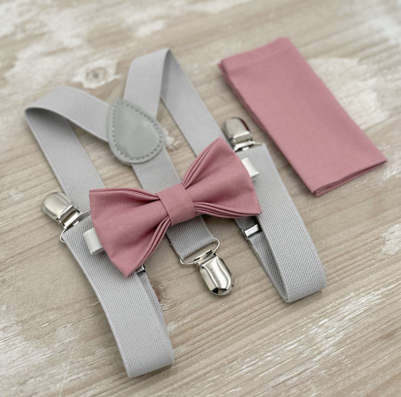 Dusty Rose Fliege & Graue Hosenträger Set - Ringträger Und Groomsman Outfit, Rustikale Hochzeit, Einstecktuch, Alle Größen Baby Bis Erwachsene von BowTieLoveINC