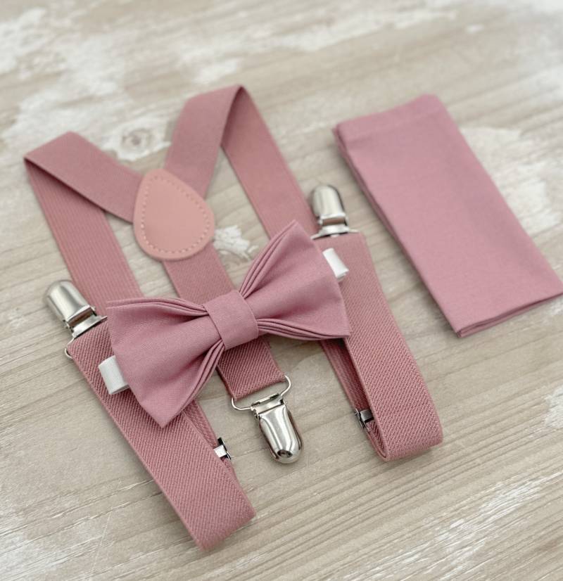 Dusty Rose Fliege Und Hosenträger Im Set - Einstecktuch, Ringträger Outfit, Trauzeuge Geschenk, Boho Scheunenhochzeit Accessoires von BowTieLoveINC