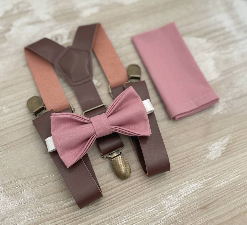 Dusty Rose Fliege & Leder Hosenträger Set - Ringträger Und Groomsman Outfit, Rustikale Hochzeit, Einstecktuch, Alle Größen Baby Bis Erwachsene von BowTieLoveINC