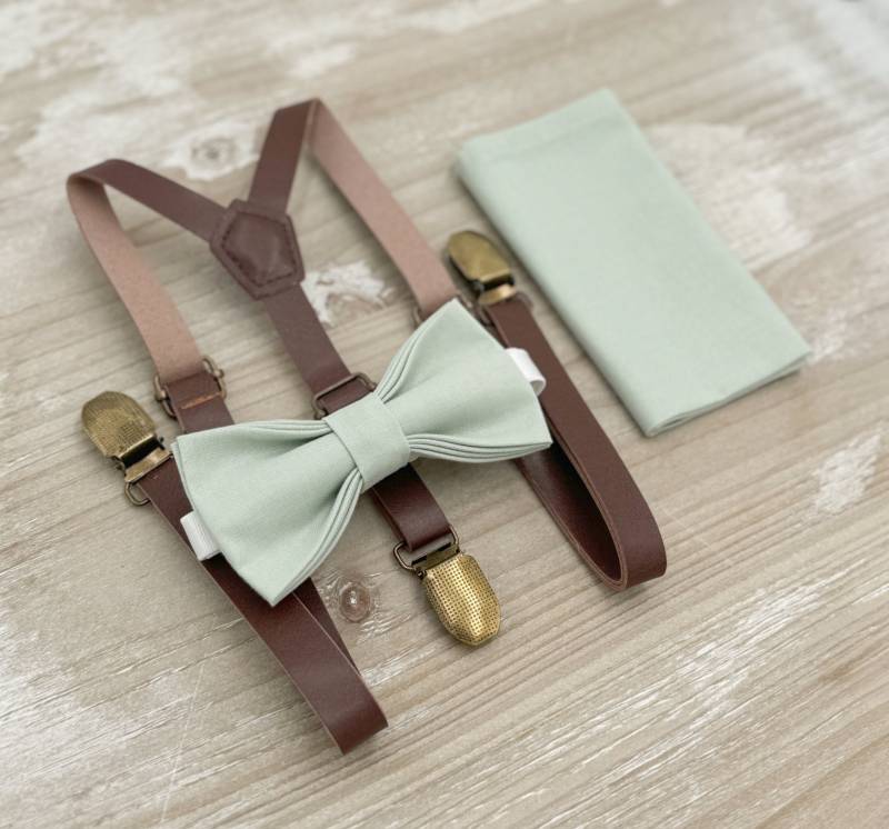 Dusty Sage Fliege & Dünne Leder Hosenträger Set - Ringträger Groomsman Outfit, Rustikale Hochzeit, Einstecktuch, Alle Größen Baby Bis Erwachsene von BowTieLoveINC