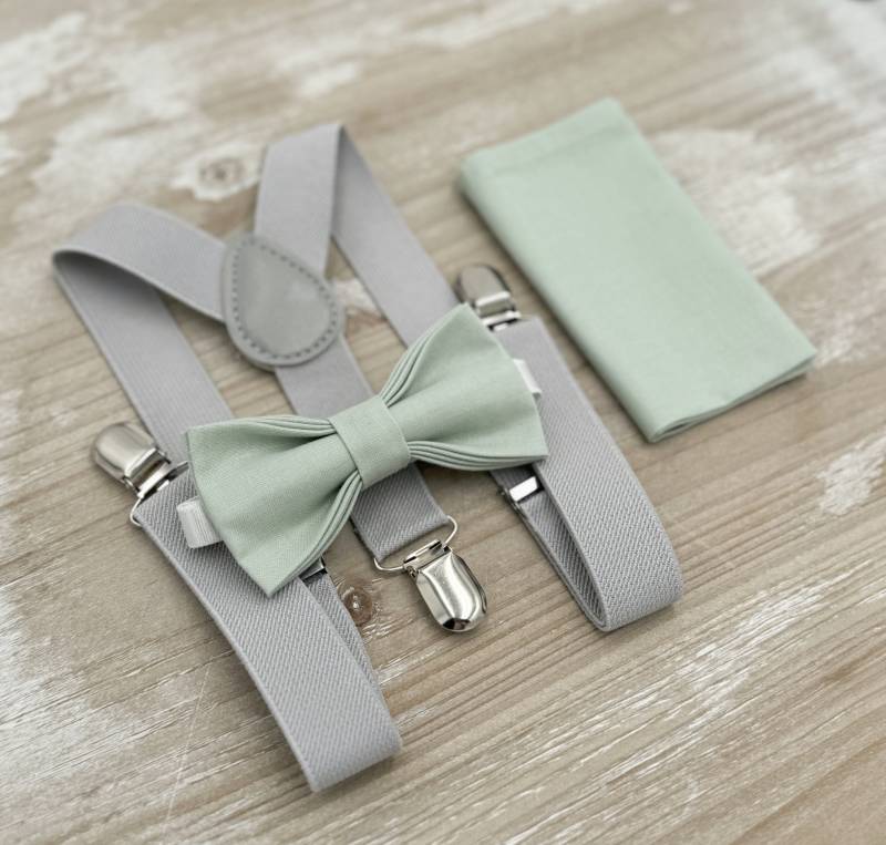 Dusty Sage Fliege & Graue Hosenträger - Ringträger Und Groomsman Outfit, Rustikales Boho Hochzeits-Set, Einstecktuch, Kleinkind Bis Erwachsenengrößen von BowTieLoveINC