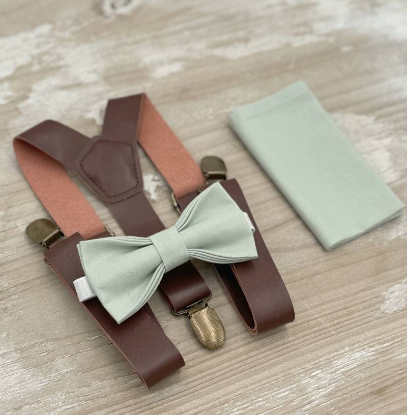 Dusty Sage Fliege & Leder Hosenträger Set - Ringträger Und Groomsman Outfit, Rustikale Hochzeit, Einstecktuch, Alle Größen Baby Bis Erwachsene von BowTieLoveINC
