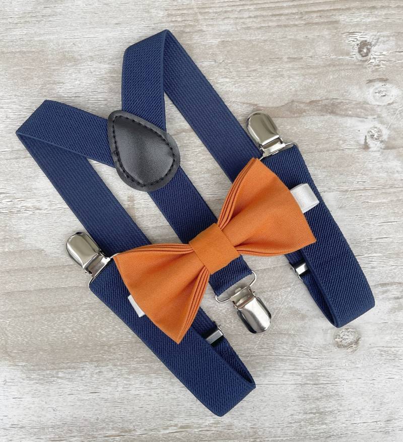 Gebrannte Orange Fliege & Dunkelblaue Hosenträger - Ringträger Und Groomsman Outfit, Rustikale Boho Hochzeit, Einstecktuch, Kleinkind Bis von BowTieLoveINC