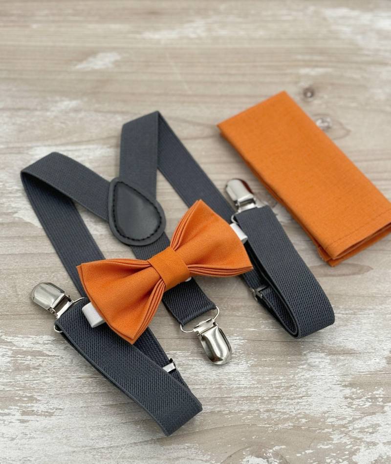 Gebrannte Orange Fliege & Dunkelgraue Hosenträger Set - Ringträger Und Groomsman Outfit, Rustikale Hochzeit, Einstecktuch, Alle Größen Baby Bis von BowTieLoveINC