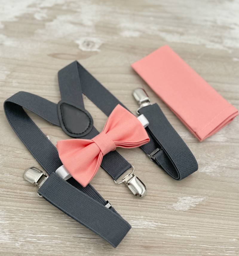 Koralle Fliege & Hosenträger | Charcoal Dunkelgrau Lachsfarbene Einstecktuch Ring Träger Outfit Boho Hochzeit Trauzeuge Geschenk von BowTieLoveINC
