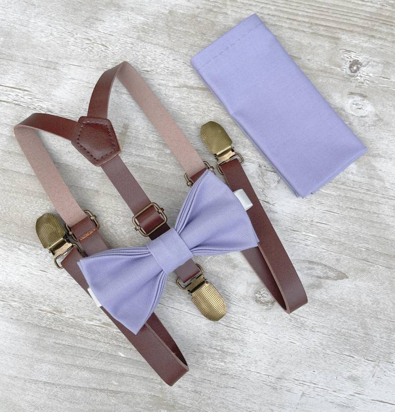 Lavendel Fliege & Dünne Leder Hosenträger Set - Ringträger Groomsman Outfit, Rustikale Hochzeit, Einstecktuch, Alle Größen Baby Bis Erwachsene von BowTieLoveINC