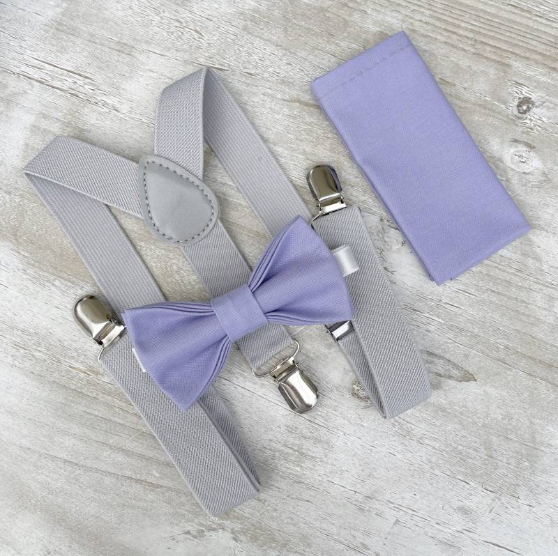 Lavendel Fliege & Hellgrau Hosenträger Set - Ringträger Und Groomsman Outfit, Rustikale Hochzeit, Einstecktuch, Alle Größen Baby Bis Erwachsene von BowTieLoveINC