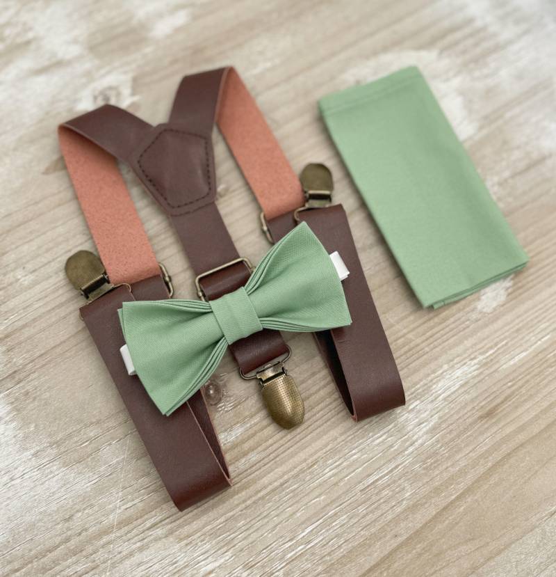 Matcha Fliege & Leder Hosenträger Set - Ringträger Groomsman Outfit, Rustikale Hochzeit, Sage Grünes Einstecktuch, Alle Größen Baby Bis Erwachsene von BowTieLoveINC