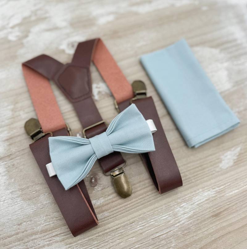Mist Fliege & Leder Hosenträger Set - Ringträger Und Groomsman Outfit, Rustikale Hochzeit, Einstecktuch, Alle Größen Baby Bis Erwachsene von BowTieLoveINC
