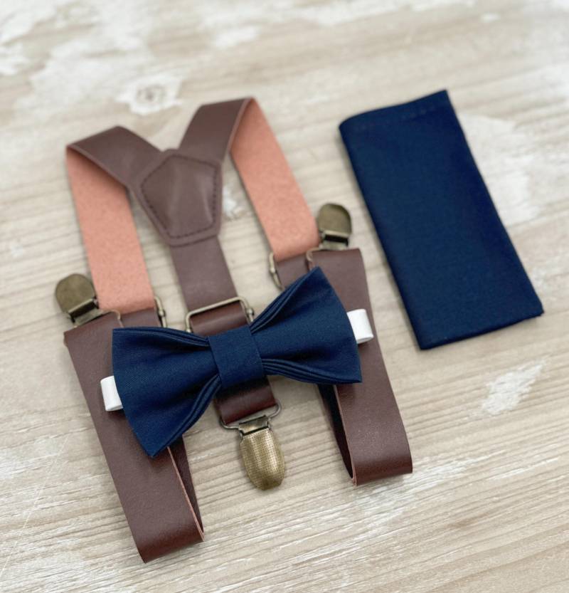 Navy Fliege & Hosenträger | Leder Marineblaue Einstecktuch Ring Träger Outfit Boho Rustikale Hochzeit von BowTieLoveINC
