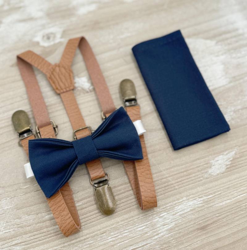 Marineblaue Fliege & Dünne Lederhosenträger - Ringträger Und Trauzeuge Outfit, Rustikale Hochzeit, Einstecktuch, Alle Größen Baby Bis Erwachsene von BowTieLoveINC