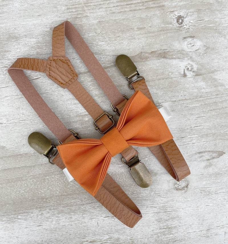 Orangefarbene Fliege & Dünne Lederhosenträger - Ringträger Und Trauzeuge Hochzeitsoutfit, Einstecktuch, Alle Größen Baby Bis Erwachsene von BowTieLoveINC