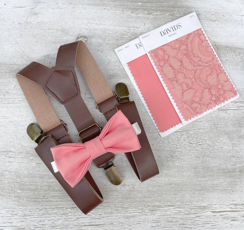 Parfait Fliege & Leder Hosenträger Set - Ringträger Und Groomsman Outfit, Rustikale Hochzeit, Korallen Einstecktuch, Alle Größen Baby Bis Erwachsene von BowTieLoveINC