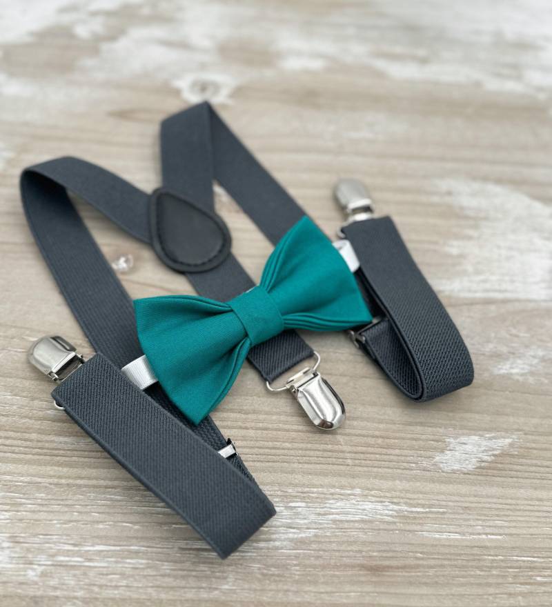 Petrol Fliege & Dunkelgraue Hosenträger Set - Ringträger Und Groomsman Outfit, Rustikale Hochzeit, Einstecktuch, Alle Größen Baby Bis Erwachsene von BowTieLoveINC