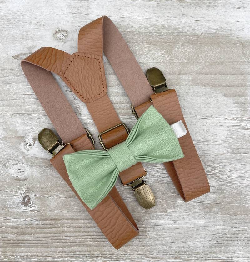 Sage Fliege & Leder Hosenträger Set - Ringträger Und Groomsman Outfit, Rustikale Hochzeit, Einstecktuch, Alle Größen Baby Bis Erwachsene von BowTieLoveINC