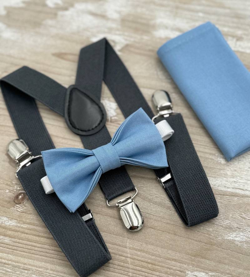 stahlblaue Fliege Und Dunkelgraue Hosenträger Set - Ringträger Groomsman Outfit, Rustikale Hochzeit, Einstecktuch, Alle Größen Baby Bis Erwachsene von BowTieLoveINC