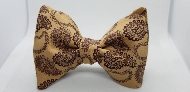 Braune Paisley Design Freestyle Bowtiebyedj Braune Paisley Design Freestyle Bowtiebyedj von BowTiesByEDJ