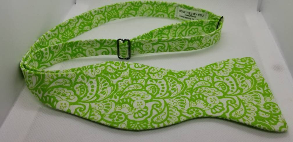 Grün Und Weiß Paisley Freestyle Fliege Grün Und Weiß Paisley Freestyle Fliege von BowTiesByEDJ