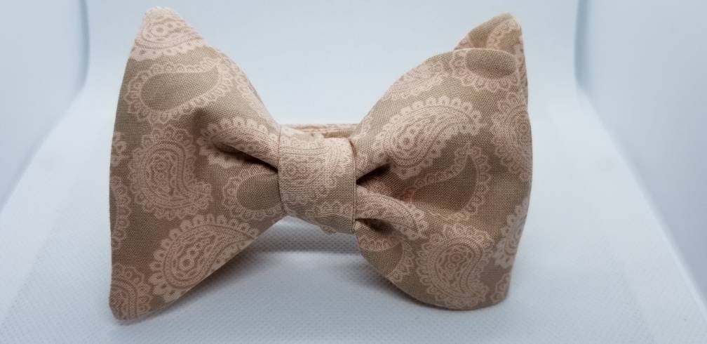 Khaki Paisley Design Freestyle Bowtiebyedj Khaki Paisley Design Freestyle Bowtiebyedj von BowTiesByEDJ