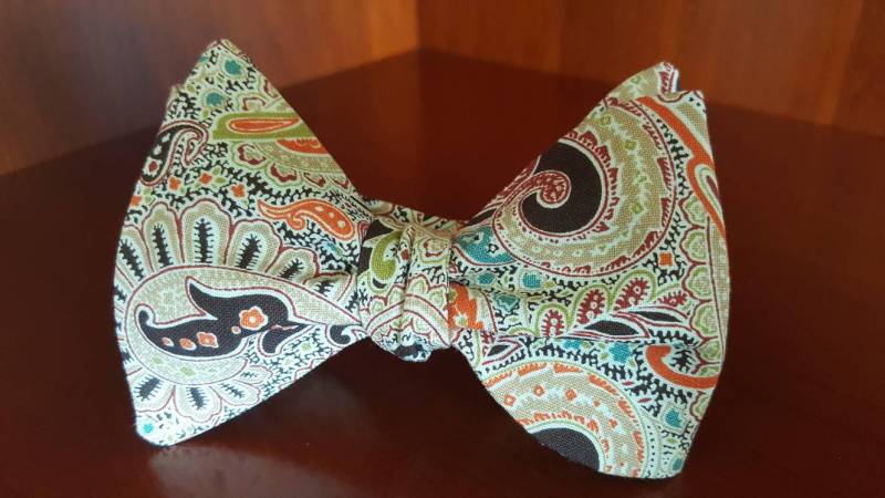 Leichte Braune Paisley Design Freestyle Bowtiebyedj von BowTiesByEDJ
