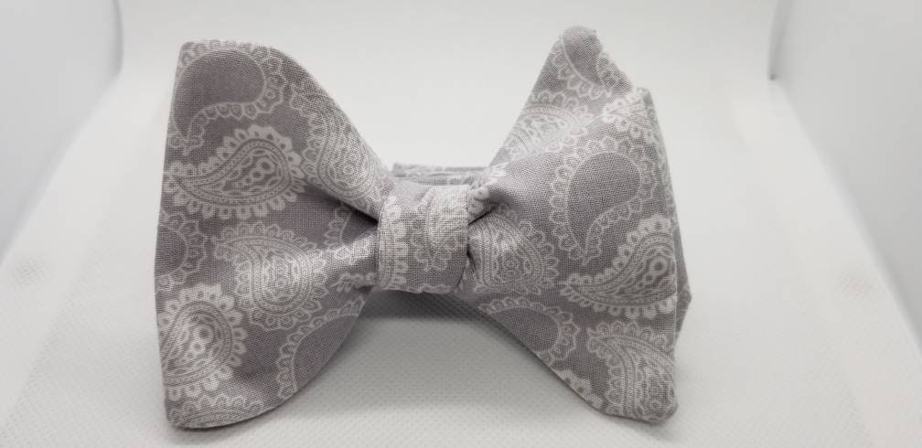 Licht Grau Entwerfer Paisley Freestyle Bowtiebyedj Licht Grau Entwerfer Paisley Freestyle Bowtiebyedj von BowTiesByEDJ