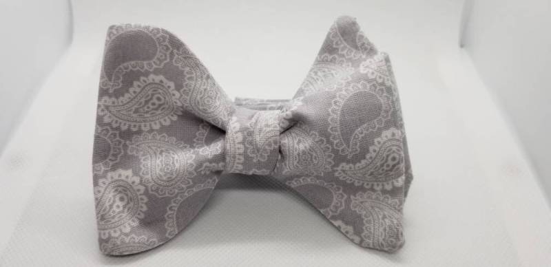 Licht Grau Entwerfer Paisley Freestyle Bowtiebyedj von BowTiesByEDJ