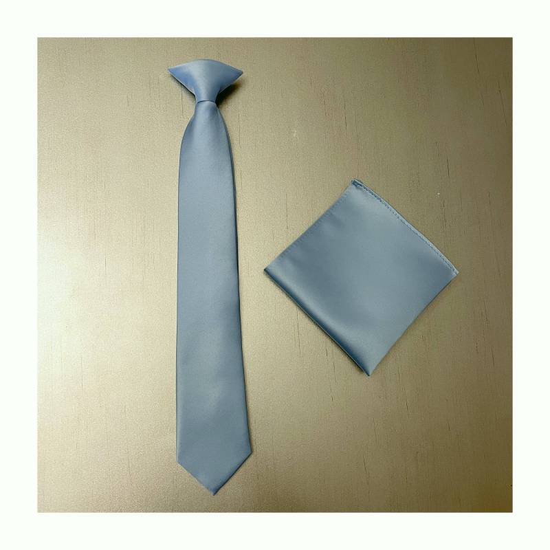 Kids 14 Zoll Clip-On Dusty Blau Einfarbig Krawatte Und Einstecktuch Jungen von BowieUSA