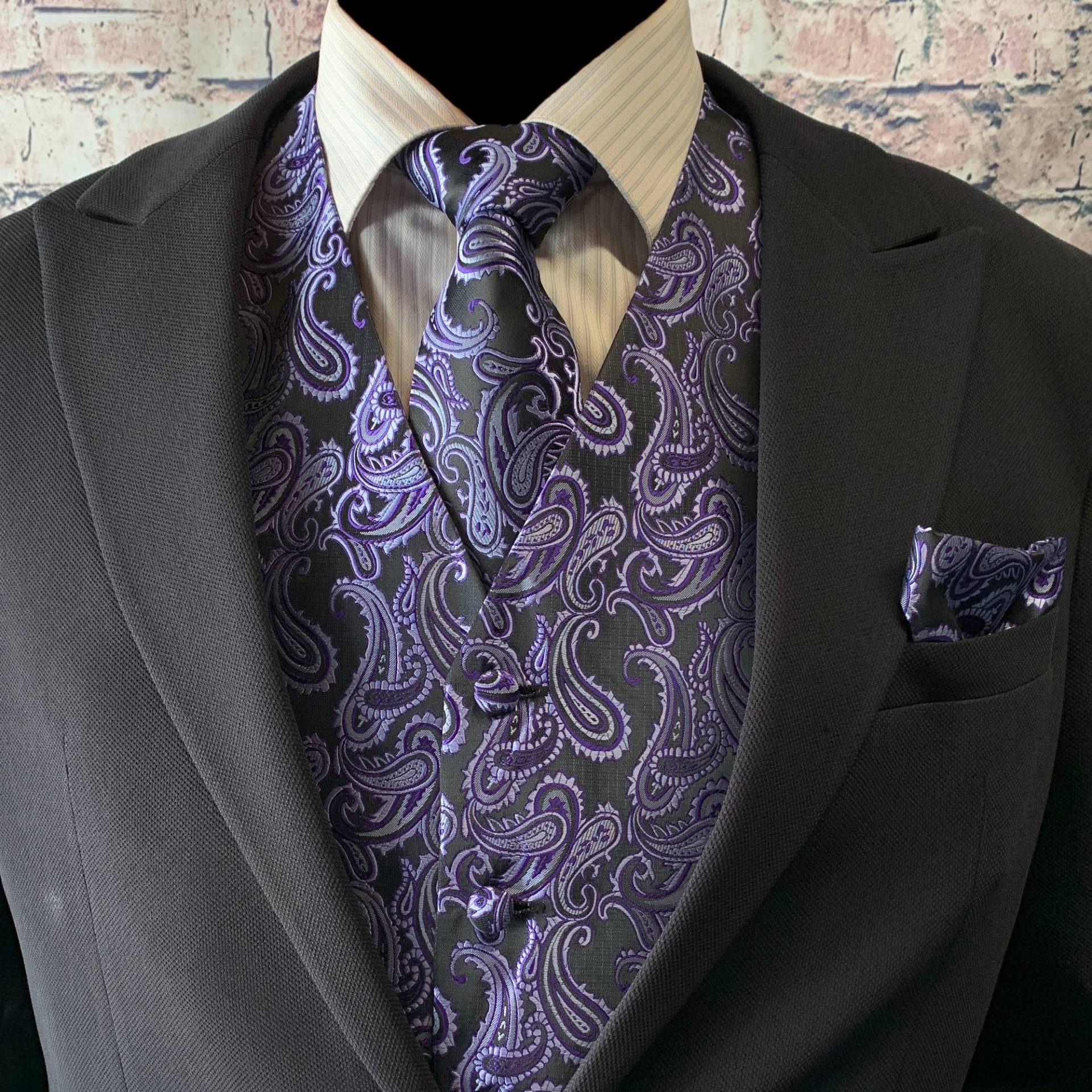 Lila/Schwarz Paisley Herren Weste Longtie Und Einstecktuch 3 Stück Set Für Alle Formellen Oder Lässigen Anlässe Abschlussball Hochzeit Party von BowieUSA