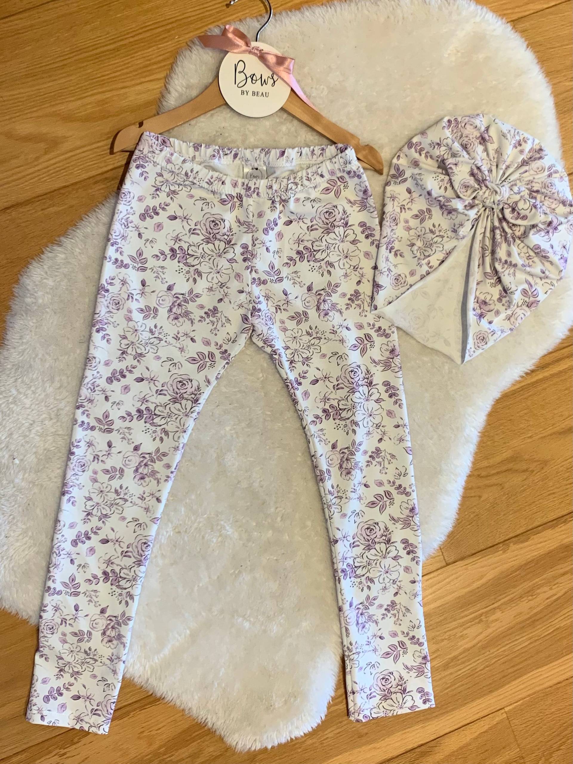 Baby Kinder Mädchen Flieder Ditsy Floral Print Leggings Mit Passendem Stirnband Lätzchen Mütze Oder Turban Sommerdruck Hübsches Outfit von Bowsbybeau