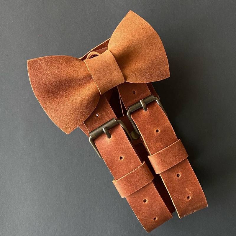 Cognacfarbene Hosenträger Und Fliege Hochzeit Lederhosenträger Für Trauzeugen Lederfliege Bräutigam von BowtiebySofiaKitsul