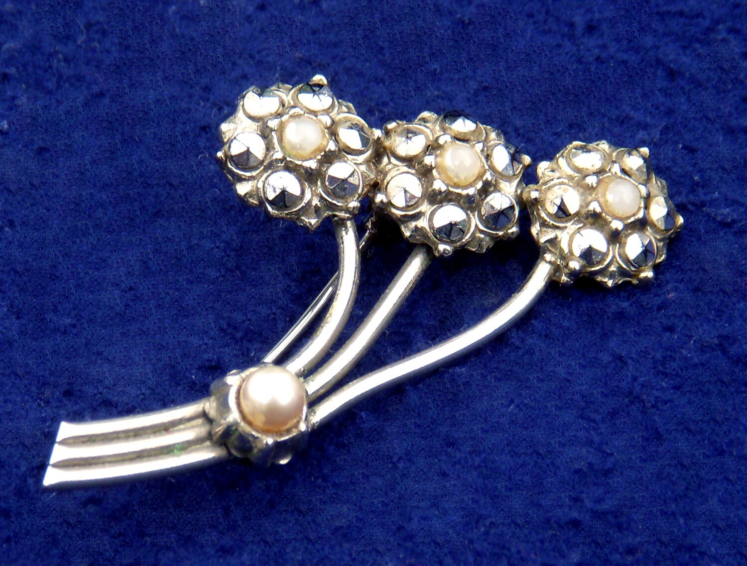 Hübsche Vintage Drei-stiel-Blütenbrosche Mit Markasit-Blütenblättern Und Kunstperlen, Etwa 1950Er Jahre. Valentinstagsgeschenk? Hübsche Vintage Drei-stiel-Blütenbrosche Mit Markasit-Blütenblättern Und Kunstperlen, Etwa 1950Er Jahre. Valentinstagsgeschenk? von BoxV